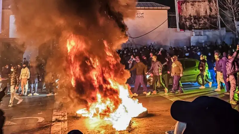 İran'daki Protestolar: Can Kaybı 2 Bine Yaklaştı, Halk Ayakta