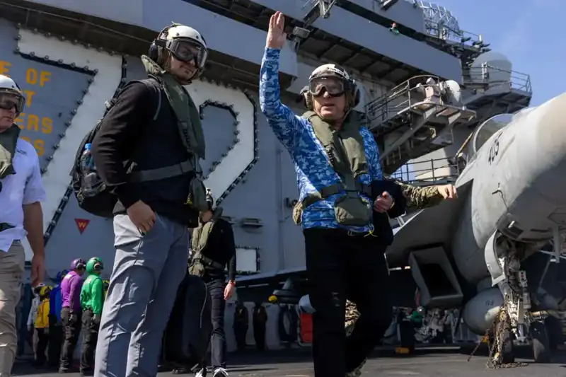 ABD'nin Umman Ekipleri, Savaş Gemisinde Müzakereleri Ziyaret Etti