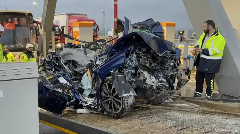 Silivri'de Feci Trafik Kazası: Otomobil Gişe ile Otobüs Arasında Sıkıştı