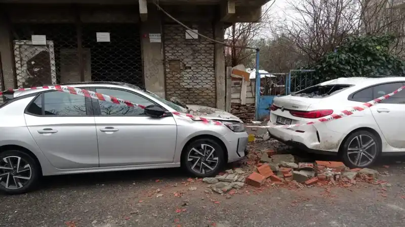 İstanbul'da Dört Katlı Bina Balkonu Çöktü: Olay Anı Kamerada