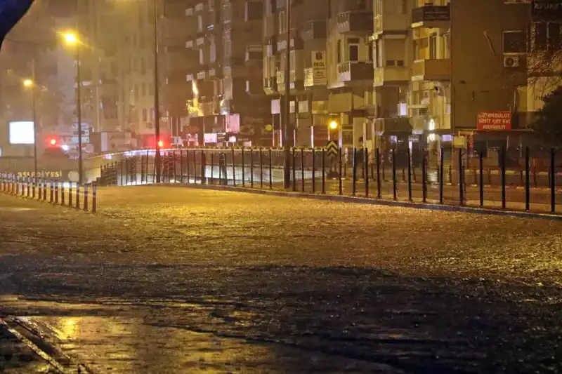 Antalya'da Sel Felaketi: Yollar Göl Oldu, Araçlar Mahsur Kaldı!