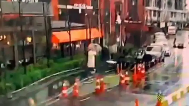 İstanbul'da Fırtınaya Yenik Düşen Tabela, Bir Can Aldı!